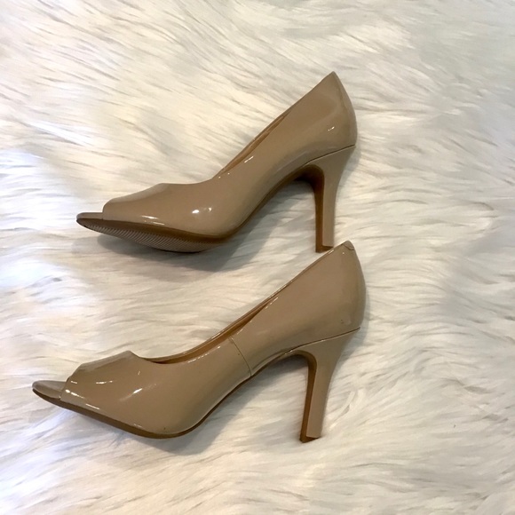 Kelly & Katie ‘Izzy’ patent nude peep-toe heel 7M - Picture 5 of 8
